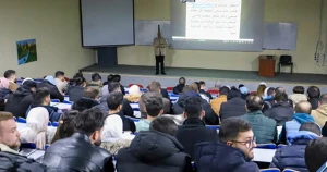 الدكتور عدنان بدور يستعرض استراتيجيات تحسين صحة المجتمع باستخدام مصفوفة الإطار المنطقي في مدرج جامعة القلمون
