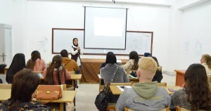 محاضرة تخصصية في كلية التربية بجامعة اللاذقية حول مهارات البحث العلمي لطلبة الدراسات العليا