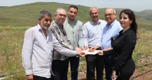 جامعة الوادي الدولية تُعزز أبحاثها الصيدلانية بزيارة ميدانية لحقل الزعفران البحثي