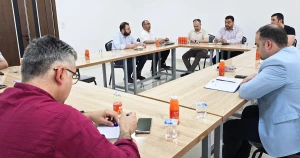 جامعة المعارف تعقد اجتماعاً موسعاً لتطوير خططها التدريسية وتعزيز جودة الأداء الأكاديمي