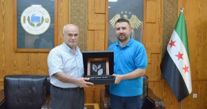 رئيس جامعة اللاذقية يستقبل طالباً حائزاً على جائزة التميز في مؤتمر "Food Syria 2026"