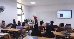 رئاسة جامعة الرواد تبحث مع اتحاد الطلبة الشؤون الأكاديمية وتوضح حقيقة نقل الجامعة وخطط التوسع