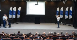 طلاب من جامعة المنارة يبتكرون نظام "مسار" الذكي لإدارة النقل الداخلي وحل مشكلات الانتظار